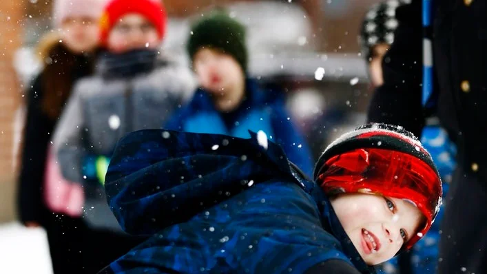 Liam Ståhl, 7 år, kastade 2,5 meter med sitt sugrör i spjutkastningen.– Det här var roligt men jag spelar hellre hockey, säger Liam glatt.