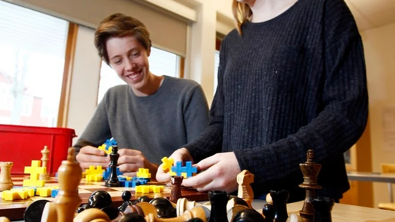 Max Hallström och Elina Forngren ska sända ett kodat meddelande.