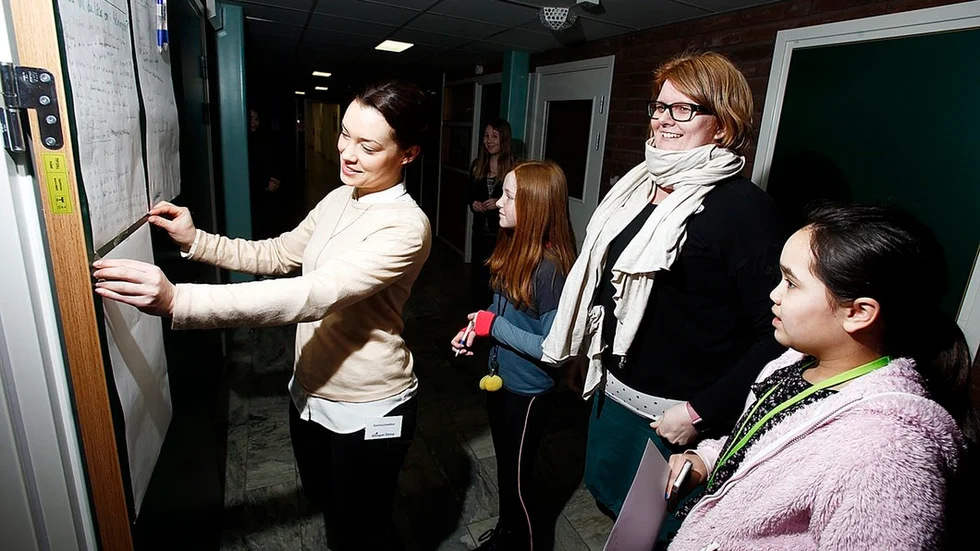 Eleverna på Åkerskolan hade massor av idéer om vad de vill att vi på tidningen ska skriva om, journalisten Camilla Lillsebbas fick fylla på med papper att skriva förslagen och önskemålen på! På bilden syns 11-åriga eleverna Ella Goddard och Stina Jörnemark, tillsammans med läraren Angelica Hagenborg.