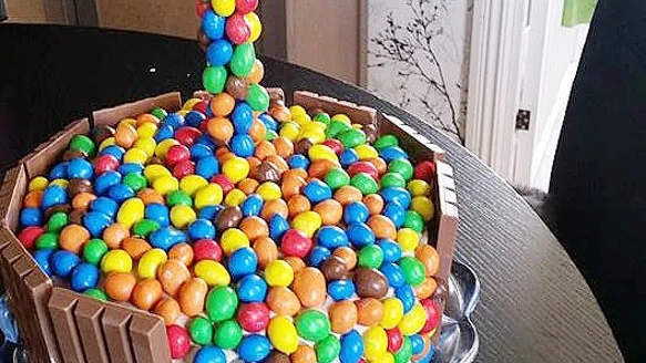 Ett pilligt jobb var det att limma godis på ett sugrör för att få till den svävande gottepåsen. Foto: Privat
