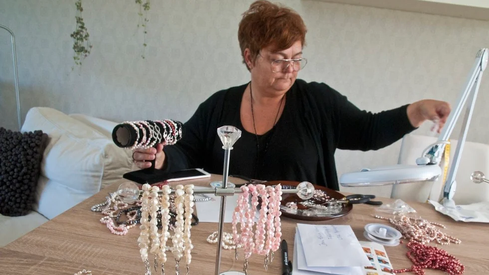 Anne Henriksson, ursprungligen från Danmark, monterar och säljer smycken i huset i Vagnhärad. Pengarna skänks sedan till Bröstcancerfonden.  "I går frågade jag fem personer inne i Trosa. Alla köpte! Jag funderade tidigare på hur jag själv kunde bidra till forskningen runt framför allt bröstcancer. Detta känns så meningsfullt att göra detta."