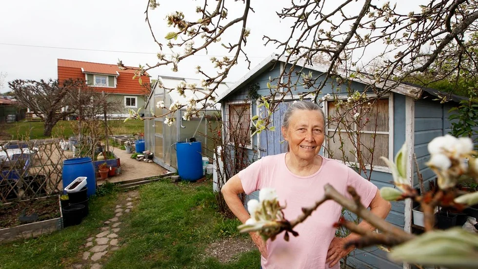 Ulla Troeng, ordförande i Mariefreds trädgårdsförening, är en av flera som visar upp sina trädgårdar för allmänheten i samband med Bondens egen rabarbermarknad.