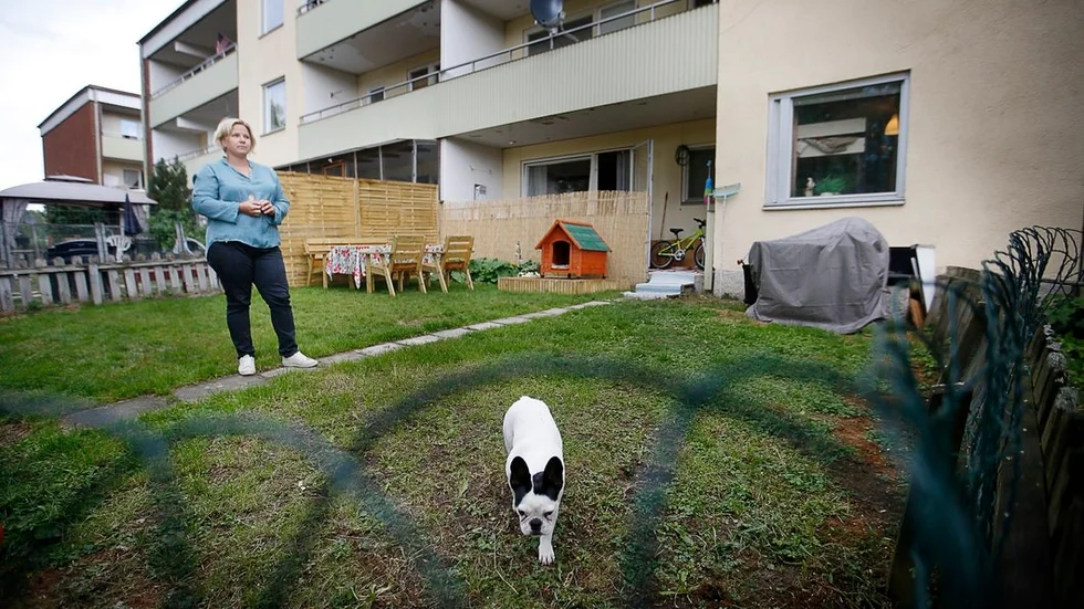 Madeleine Löfstrand och hunden Mimmi på familjens uteplats.