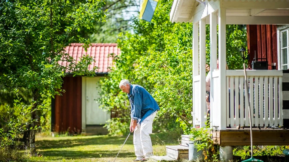 Det har gått sju år sedan han gick en golfrunda men i år plockade han fram en golfklubba som han tränar slag med i trädgården. Förhoppningen är att snart komma ut på golfbanan igen, något som inte hade varit möjligt utan hans nya lungor.  FOTO: PER LARSSON