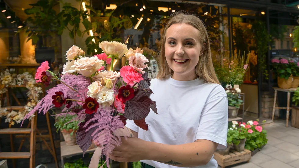 ”Ju tidigare desto bättre” – floristen Sarah Angelsiöö rekommenderar brudpar att börja planera för blomsterarrangemang två-tre månader före bröllopet för att vara säker på att få den florist man vill ha.