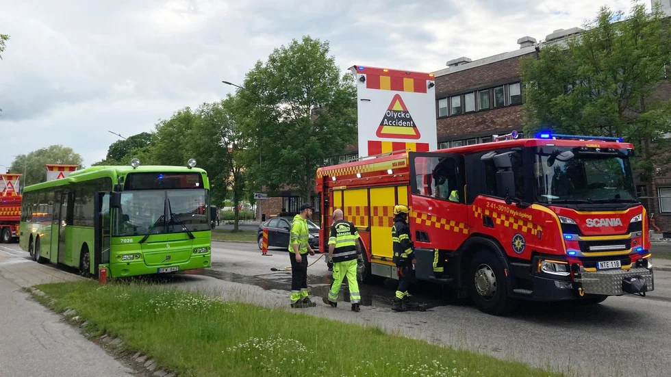 Larmet till räddningstjänsten kom 17.09 på måndagen och flera enheter var snabbt på plats.