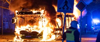 Ung man misstänks för brandattack mot buss