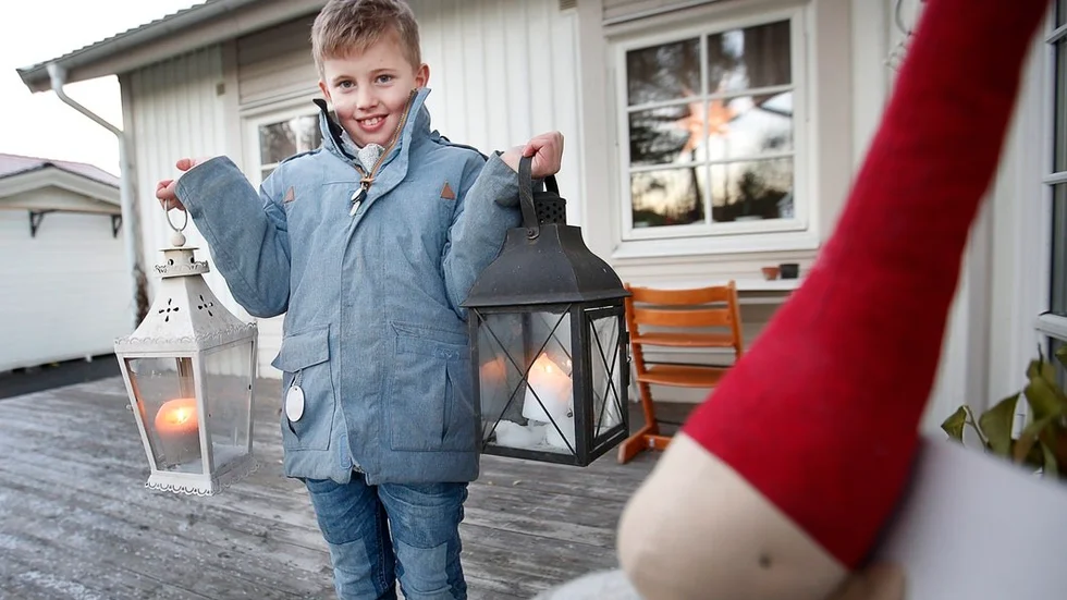 Carl Skyttman, 9, laddar inför årets julmingel den 9 december i Skogstorp.