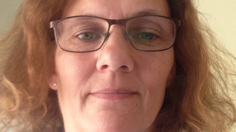Rektor för all vuxenutbildning i Gnesta, Helene Pettersson, välkomnar regeringens utredning gällande utbildningen i svenska för invandrare (SFI).