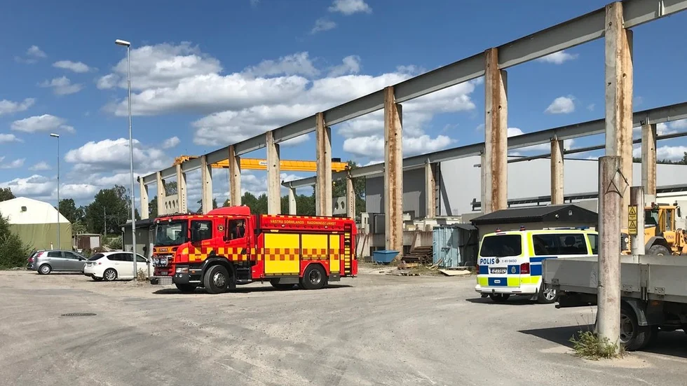 Räddningspersonal och polis ryckte i fredags ut till Finja där två personer klämts fast under armeringsmattor. Arbetskamrater hade då redan hunnit få loss männen, varav den ena var allvarligt skadad.