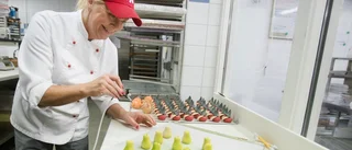 200-300 kilo marsipan går åt i sötaste tomteverkstaden