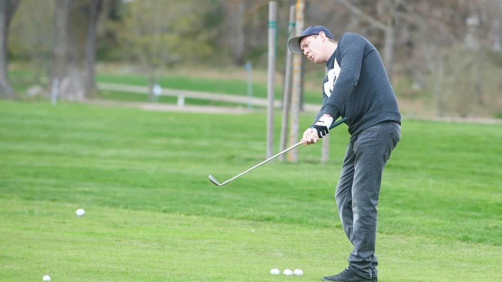 Emil Karlsson började spela golf för att komma ut och röra på sig. Först på pay-och-play-banor, men efter att han fått golfkortet ska fler låsta banor öppna sig för honom, som han säger.