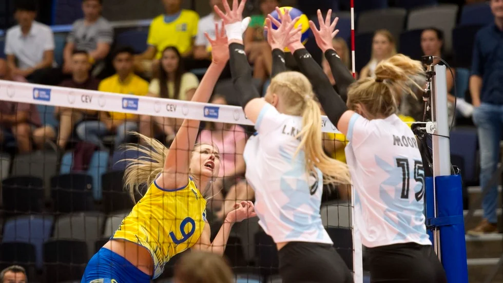 Rebecka Lazic är spiker i det svenska damlandslaget. Under lördagen möter laget Kosovo i den sista gruppspelsmatchen.