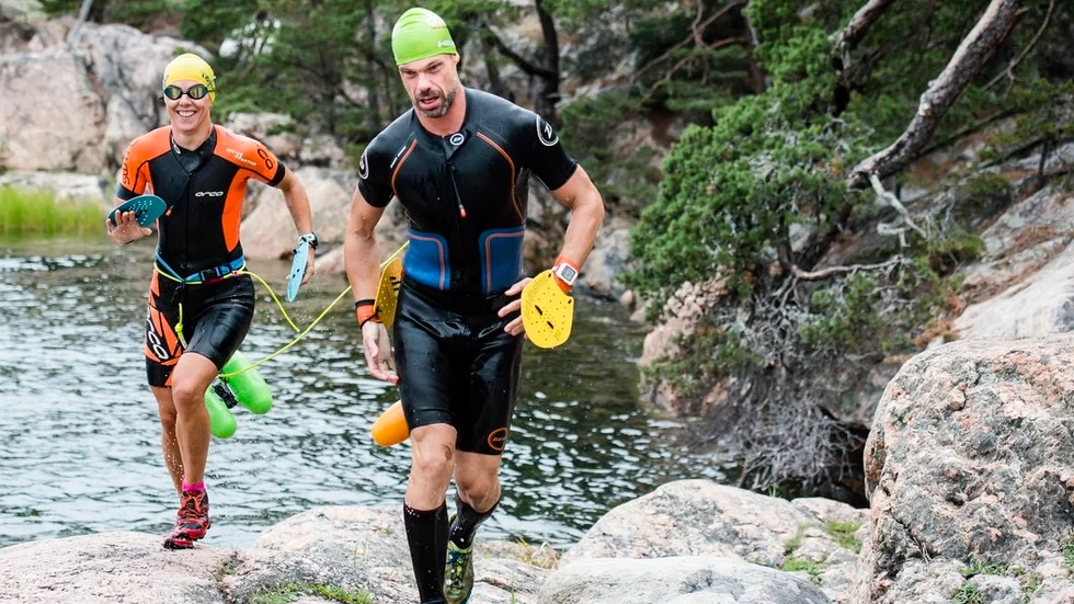 Johanna Engström och Robert Berg hjälpte varandra under swimruntävlingen Ö till Ö tillika VM - och var nöjda med tiden