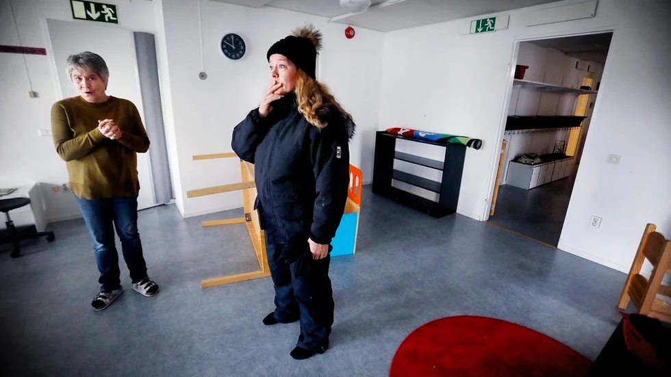 Förskolläraren Gabriella Harén är kritisk till den ansträngda situationen på förskolor. I den senaste medarbetarenkäten lyste "arbetsrelaterade stress" återigen klarrött. "De sa att vi ska lösa problemet själva genom att ha ett möte med vår chef, men ett privat företag skulle anlita konsulter. Vad tänker de att vi ska göra? Köpa yogamattor?", säger Gabriella Harén.