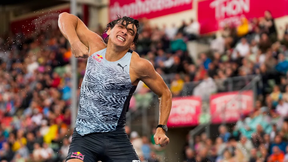 Armand Duplantis jublar över sitt hopp på ett regntungt Bislett.