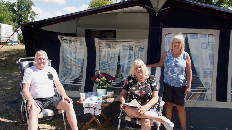 Gäster på campingen, från vänster, Kjell Andersson, Lillemor Andersson och Ingmarie Fagerlund.– Det är bra sammanhållning på campingen, säger Lillemor Andersson.