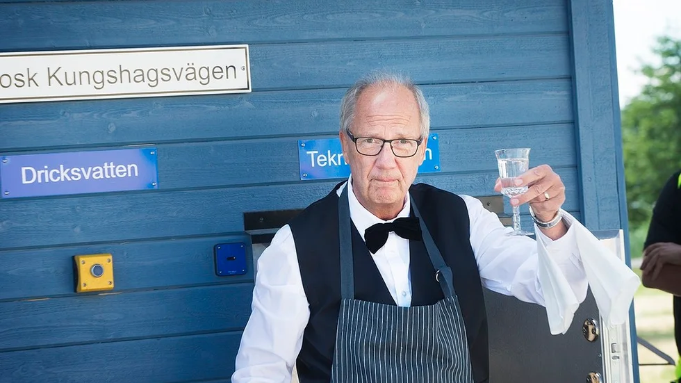 Carl-Åke Andersson (S) skålar i kristallglas med dricksvatten från den nya vattenkiosken i Kungshagen.