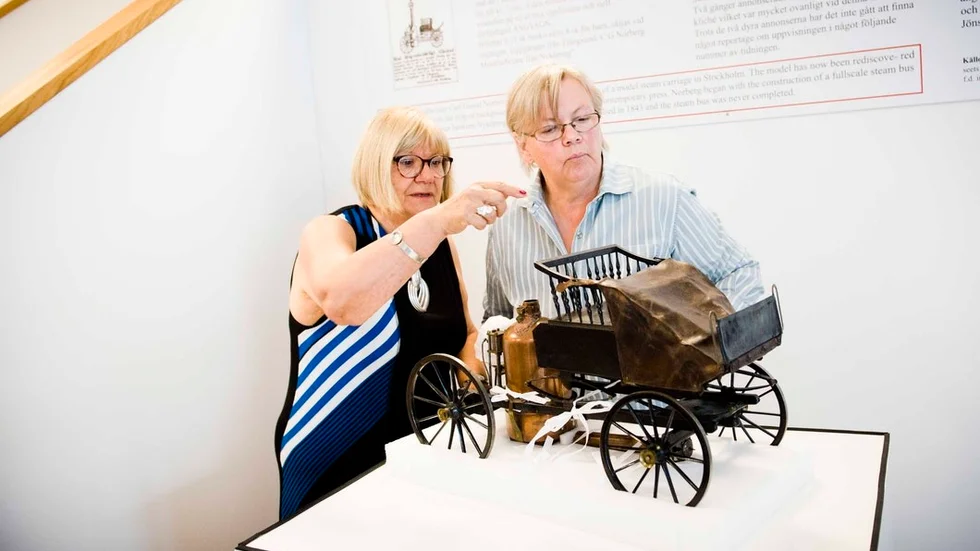 Stadsvaktens Eva Andersson och Nordiska museets konservator Catharina Sacks kontrollerar att Norbergs sex decimeter långa ångvagnsmodell hamnar rätt. På lördag öppnar utställningen om uppfinningen som hade kunnat förändra Nyköpings historia rejält.