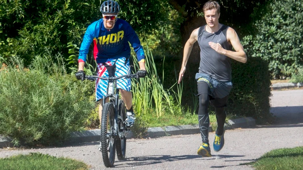 John och Martin Lindberg vet inte om de är enäggs- eller tvåäggstvillingar. ”Men vi tänkte kolla upp det inför vår 30-årsfest, det skulle vara en kul grej, säger John. Och på kort sträcka så vinner löparen John över cyklisten Martin.