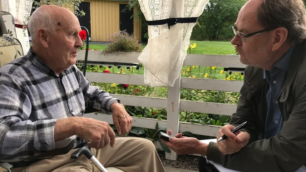 Bertil Säv berättar för Ufo-Sveriges Clas Svahn om en observation av så kallade lyktgubbar, ett fenomen som kan uppstå i myrar och sjöar där växter ruttnar, men också i annat organiskt material. Bertil hade sett hur det lyste ur en stubbe i skogen i början av 80-talet.