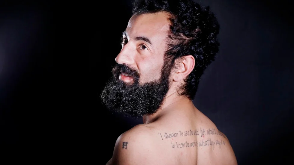 Habibs många tatueringar vittnar om förberedelserna för sin livsresa. På ryggen står "I dream to see the world för what it is and not to know the world for what they say it is."