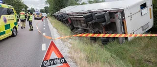 Långtradare med levande kycklingar i diket i Baggetorp – 10 000 djur gasas ihjäl