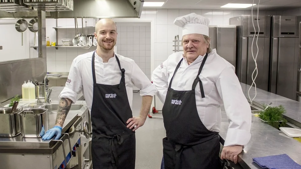 Tim Gustafsson, restaurang- och kökschef, och Hasse Vaernquist hade fullt upp när Fabrikens restaurang öppnade.