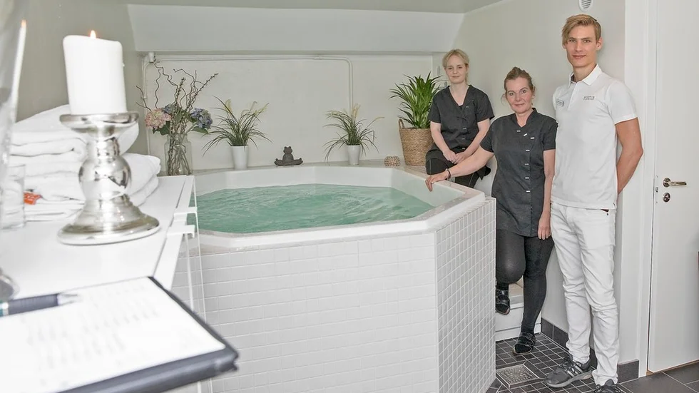 Hudterapeuten, Kia Geiborg, Futurums grundare och sammanhållande länk, Ulrika Dahlqvist samt massageterapeuten Philip Frondelius vid den senaste satsningen, ett spabad.