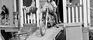 Lasse Johansson visar motorcykelbilder