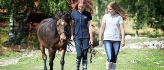 Anna och Carina vill inte vänta på ridhus – skrev brev till politikerna