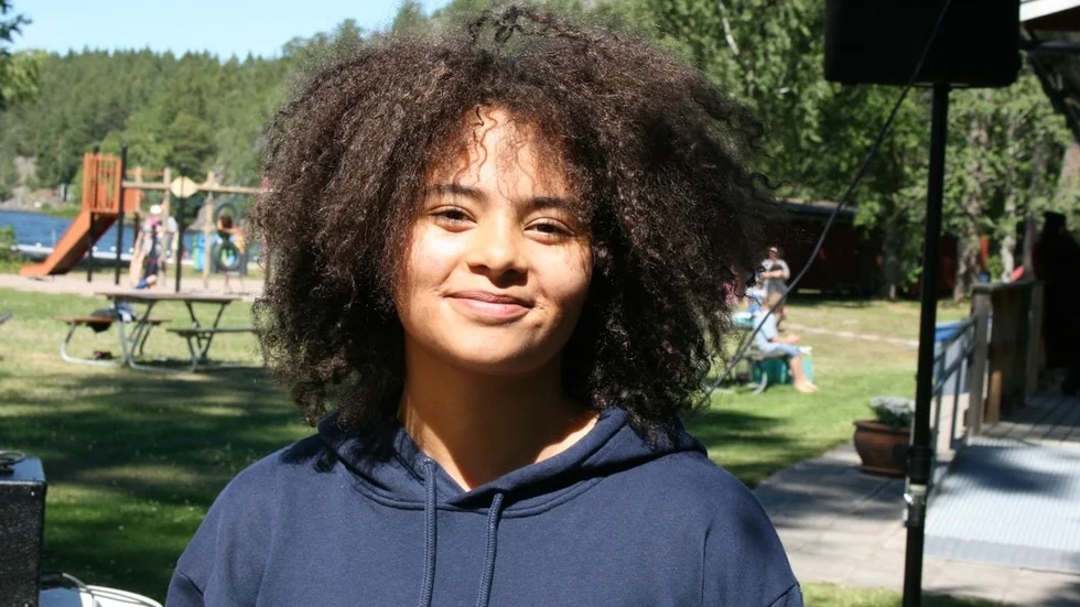 Sångerskan Aurora Apelsten spelar i ett band i vanliga fall också. Men att ha det som sommarjobb blir mer intensivt, tycker hon.