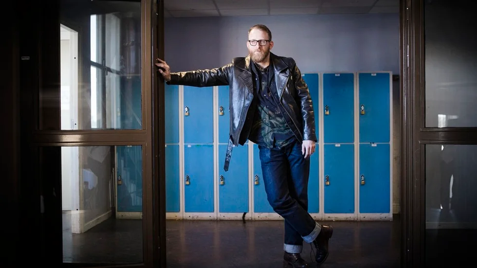 Niklas Johansson kombinerar lärargärningen på Järvenskolan Södra med skrivandet och musiken. Humorgruppen Klungan är en förebild. "De fick mig att se humor på ett nytt sätt – att den kan vara något sorgligt och vackert."