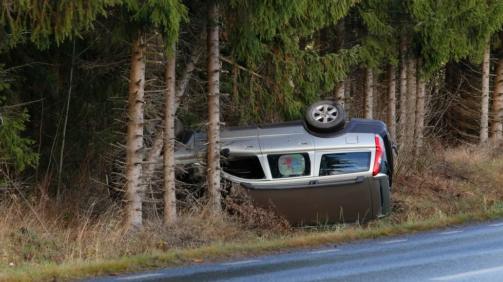 En bil välte och landade på taket på länsväg 214 i närheten av Näshulta under fredagsmorgonen.