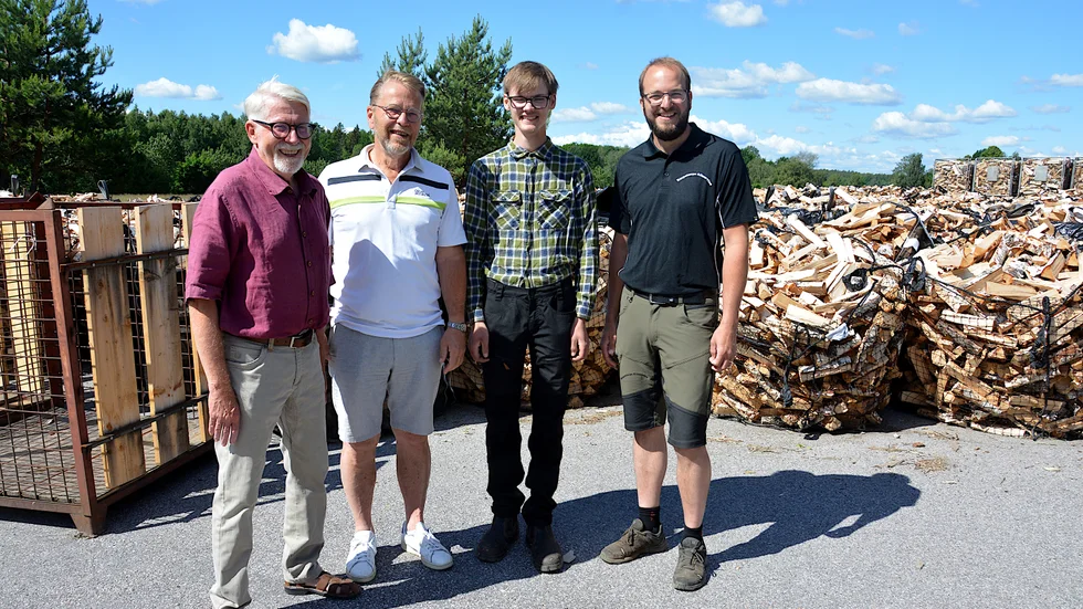 Marcus Augustini på Rispetorps allservice tar över Västerviks vedfabrik. Tidigare ägarna Bengt Fredriksson och Karl-Gunnar "Kalle" Karlberg tillsammans med Johnny Johansson och Marcus Augustini från Rispetorps allservice.
