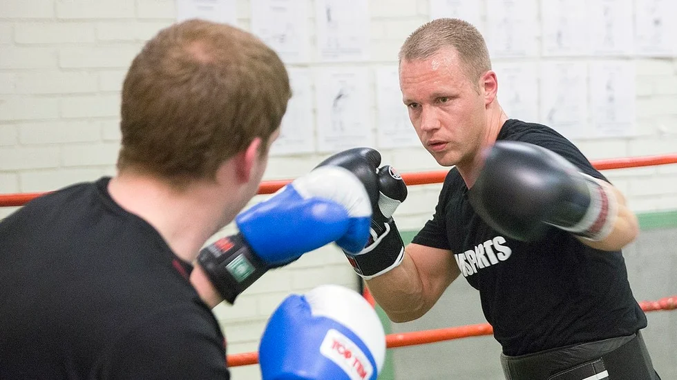 Simon Engström vann sin proffsdebut i våras och går sin andra match i september. En dryg månad senare boxas han i Duveholmshallen – i den första proffsgalan någonsin i Katrineholm.