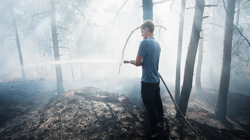 Emil Svensson har inte varit med och släckt någon brand tidigare. "Men det kändes bra att kunna hjälpa till", säger han.