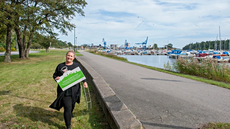Planarkitekten Moa Öhman är en av dem som arbetat med Oxelösunds nya översiktsplan. I gästhamnsområdet, vid Båt och motors parkering, föreslås det att nya bostäder ska kunna byggas.