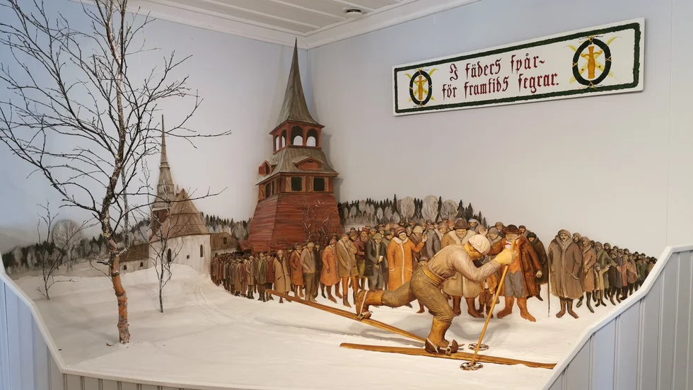 På skidlöparmuseet i Norsjö finns en installation som föreställer Ernst Alms målgång i det första Vasaloppet.