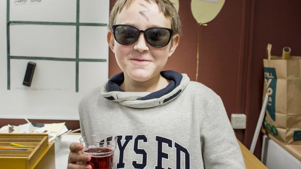 William von Seth, denna dag utklädd till Harry Potter för att fira halloween, är en av eleverna som gjorde en avbild av sin hand.