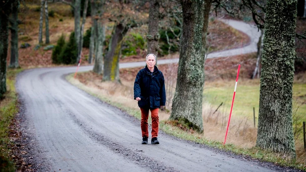 Antalet detaljerade reseskildringar från medeltiden och 1500-talets Södermanlands är begränsade. Men att det tog fem resedagar att ta sig från Strängnäs till Linköping vet man, likaså att det i Kolmårdsskogarna härjade rövare som gjorde överfarten vid Stegeborg betydligt mer lockande, trots svårigheterna att ta sig över vattendraget. En som däremot beskrev det sörmländska vägnätet detaljerat var Carl von Linne som reste genom landskapet i maj 1741. Linne berättar bland annat om hur han övernattade på Åby, som då var ett gästgiveri i Vagnhärad och även om den lilla avstickare han och sällskapet gjorde till Gäddeholm, dagens Tureholm, och vidare till Trosa, Svärdsbro vid Sättersta kyrka och även ankomsten till Nyköping och vidare ner till Östergötland. Här promenerar Jan Moberg på en av sina favoritvägar, den mellan Husbygård och vidare mot Blacksta.