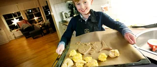 Carl, 8, bakar för världens barn