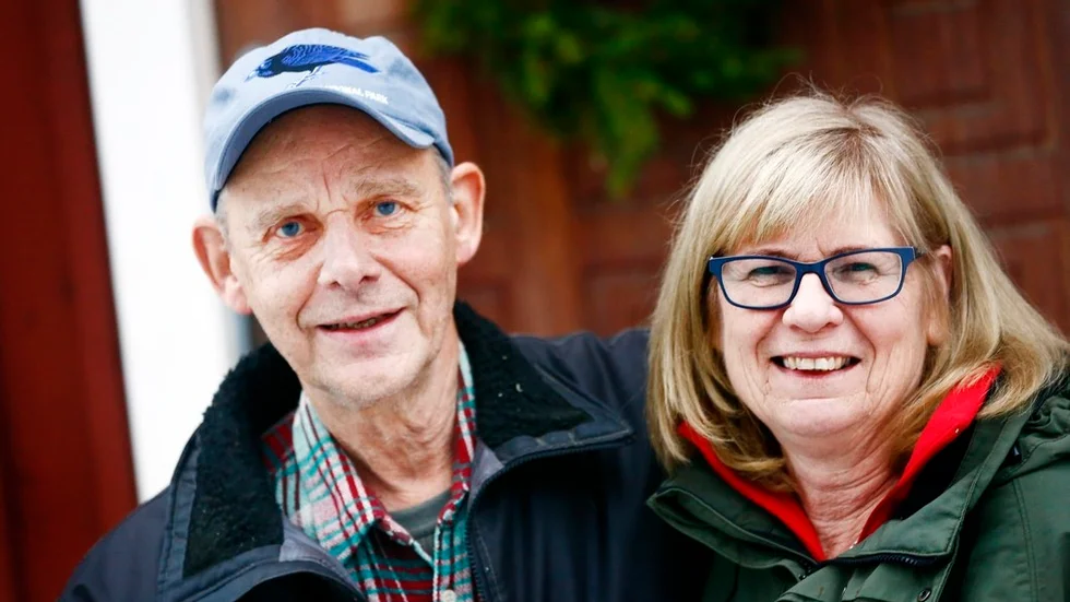 "Vi lever på som i vår vanliga vardag. Hundarna blir matade och rastade fyra gånger om dagen. Här märks inte ett dugg att det är nyår", säger Anders Carlsson och Anki Andersson på Kolstugans hundpensionat.