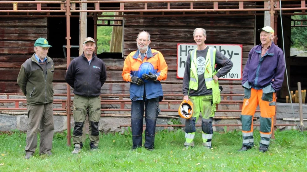 Göte Fornander, Herbert Sjöblom, Lars Pettersson (arbetsledare), Percy Fagerberg, Lars Eriksson har alla blivit en erfarenhet rikare av att montera timmerhus.