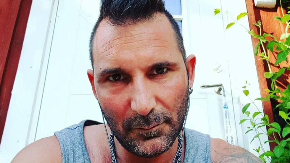 Johan Debrianté, 43, har tröttnat på både buskörande unga och frustrerade vuxna och bjuder in till en tuff eftermiddag med motocross och trafikvett.