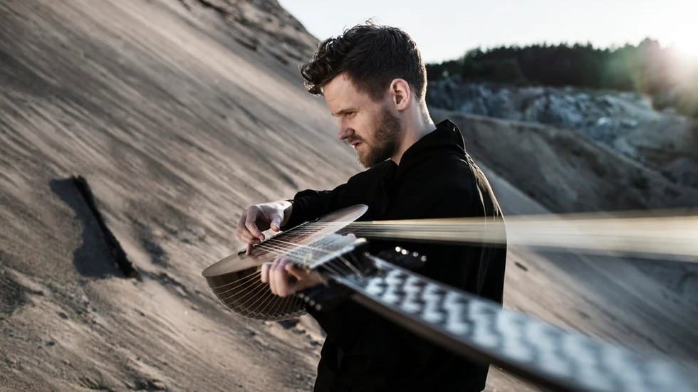 Jonas Nordberg med sin teorb, två meter lång. – I teorin går det att ha kortare bassträngar och stämma de lågt, men då får man inte samma volym och "punshiga" ljud, säger han.