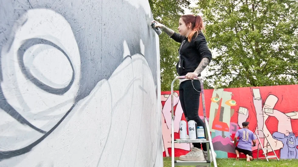 Victoria "Vickan" Sundqvist från Stockholm instruerade i graffitimålning i Gnesta på lördagen, och hann även med ett eget verk föreställande en stor val.