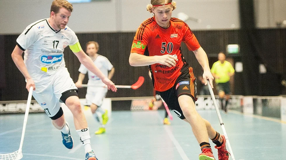 Fredrik Holm driver spelet.