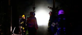 Stor insats vid Djurgårdsberget i Eskilstuna efter brand i gammal militäranläggning