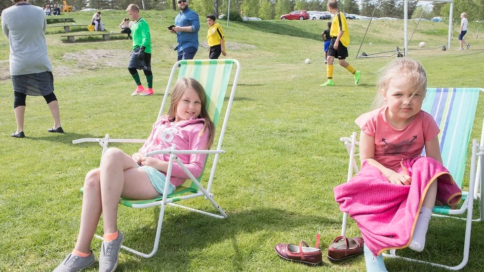Jill och Jonna Vikingsson, som sitter och i sina solstolar är lite uttråkade och vill åka hem, men bröderna spelar och mamma ställer upp under KAIK-dagen.
